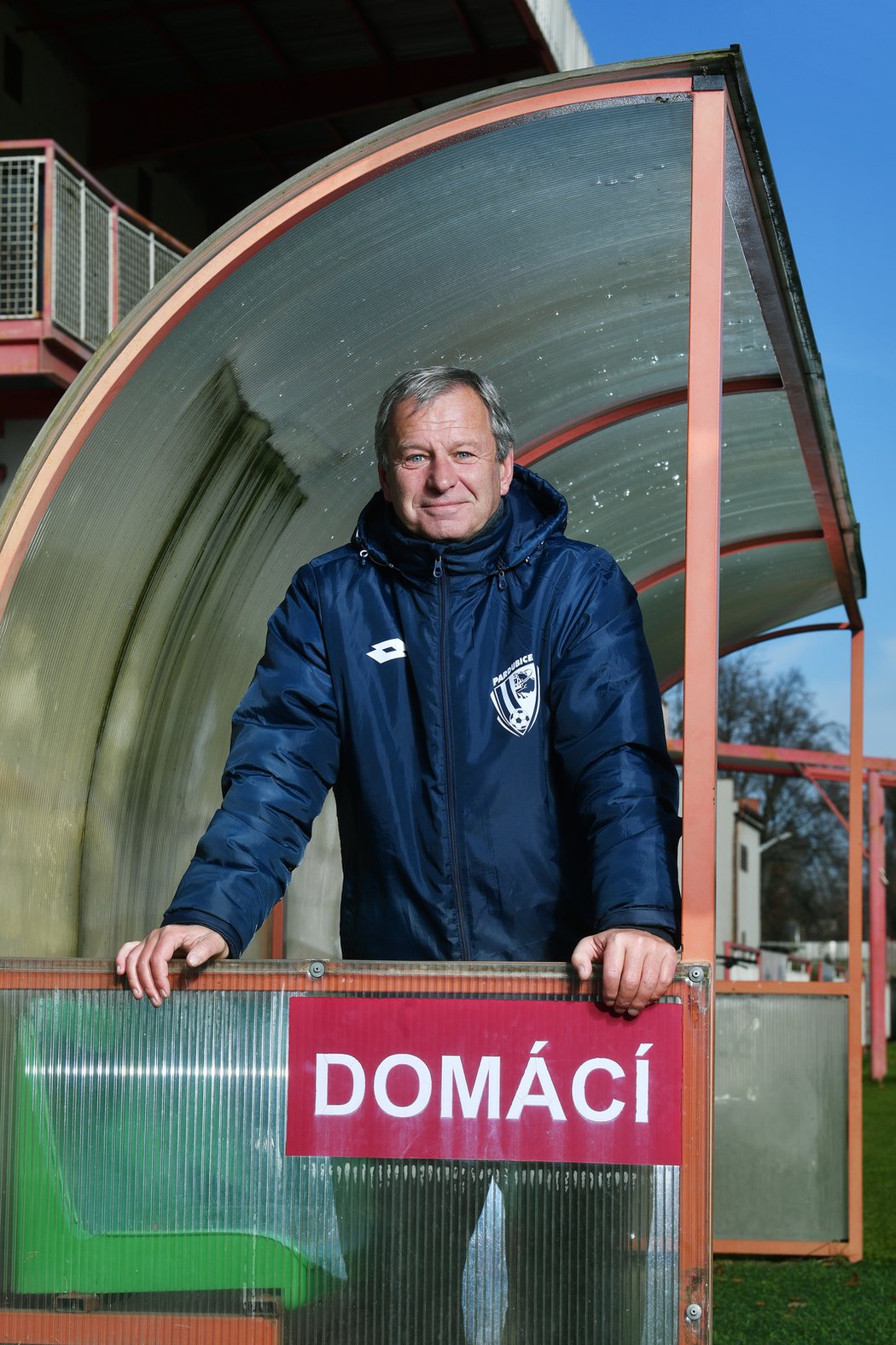 Trenér Jiří Krejčí na pardubickém stadionu