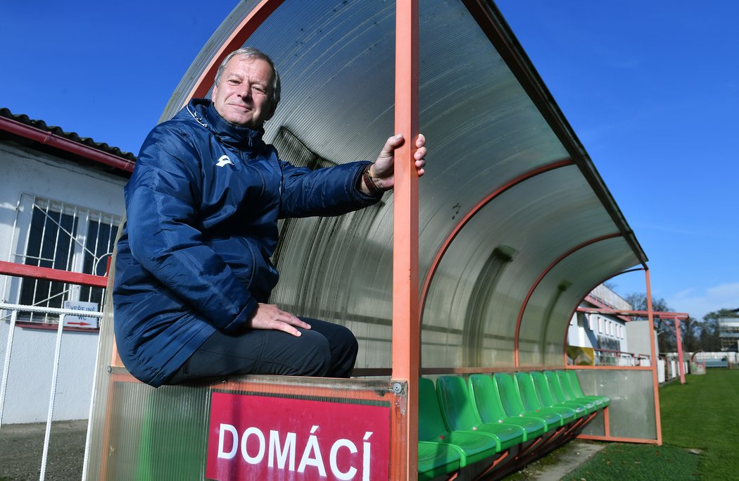 Trenér Jiří Krejčí na pardubickém stadionu