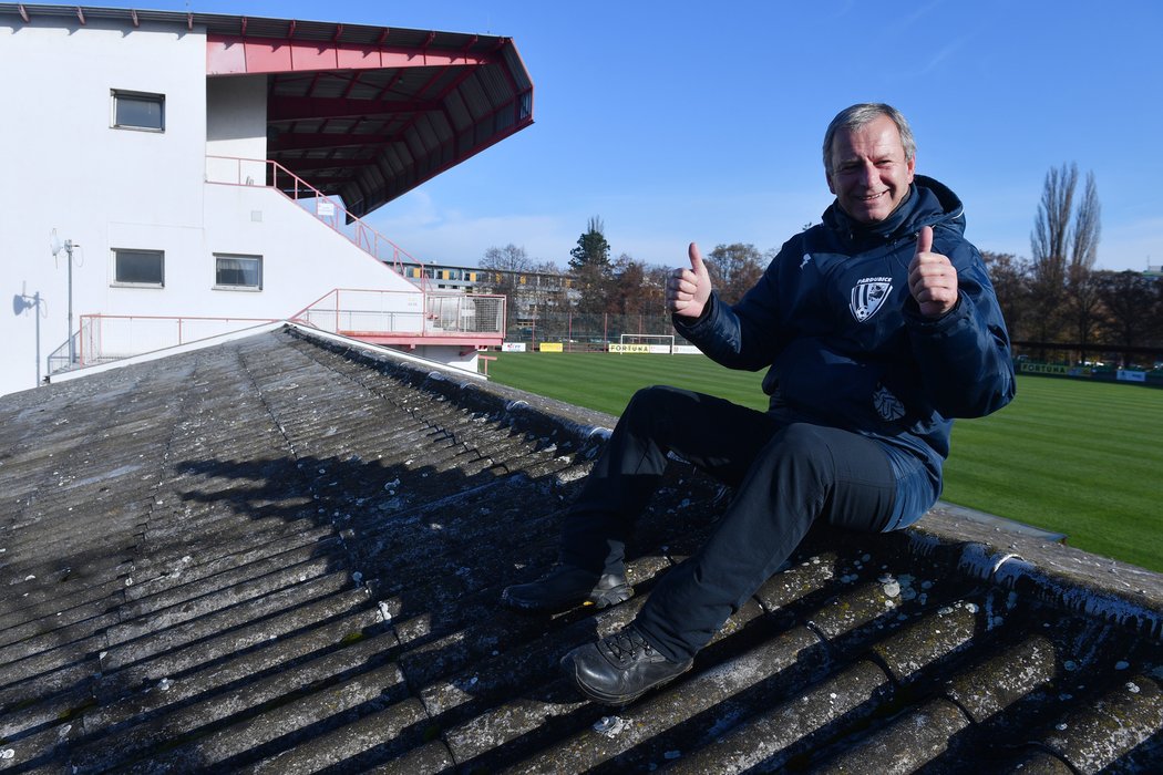 Trenér Jiří Krejčí na pardubickém stadionu