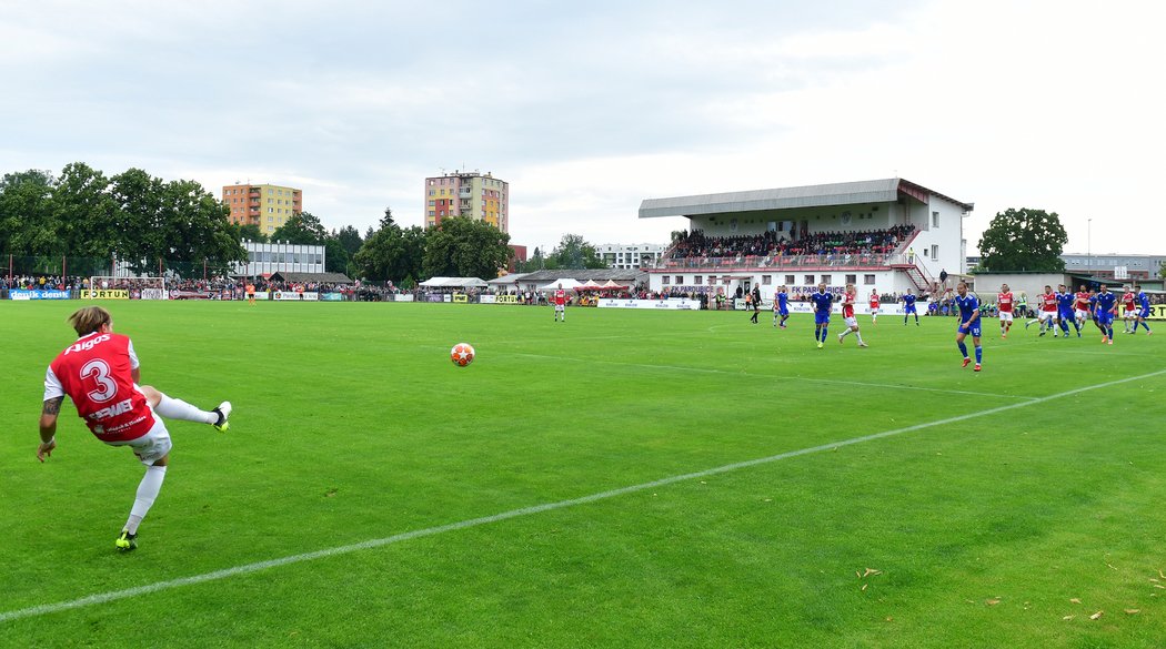 Pohled na pardubický stadion během minulé druholigové sezony