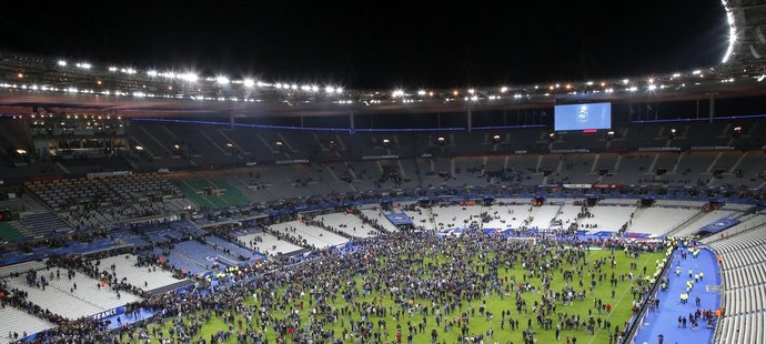 Fanoušci po sérii výbuchů v okolí stadionu obsadili hřiště