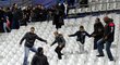 Fanoušci opouštějí tribuny Stade de France po teroristických útocích