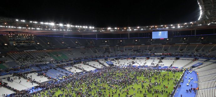 Fanoušci po sérii výbuchů v okolí stadionu obsadili hřiště