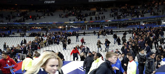 Vyděšení diváci seběhli po bombových útocích u stadionu z tribun na hřiště