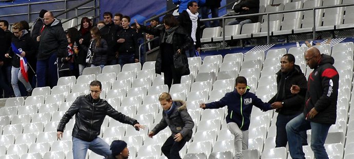 Fanoušci opouštějí tribuny Stade de France po teroristických útocích