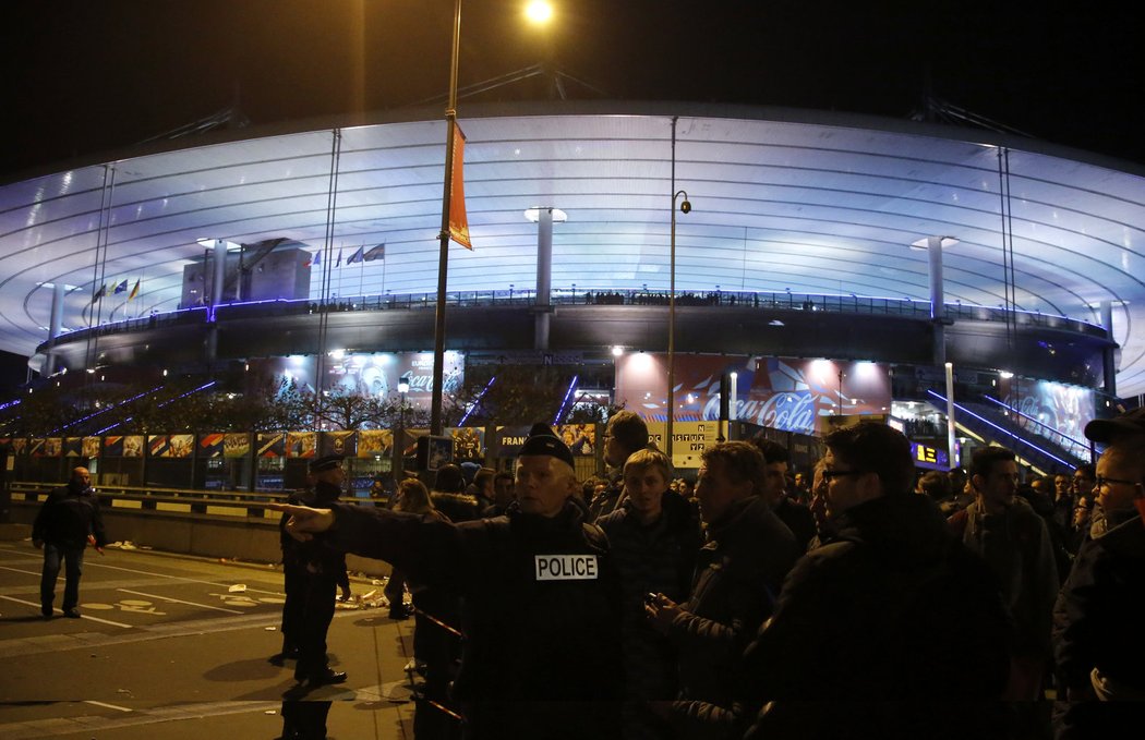 Policisté u Stade de France po teroristických útocích