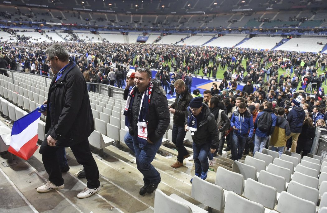 Fanoušci opouští stadion po zápase Francie s Německem