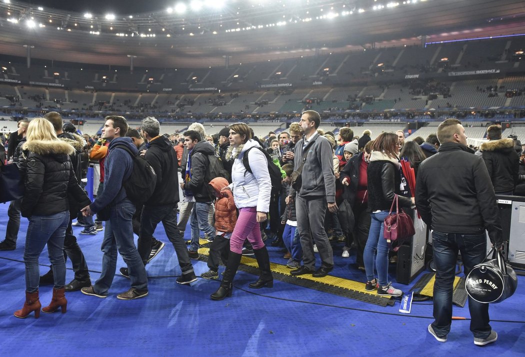 Fanoušci po sérii výbuchů v okolí stadionu obsadili hřiště