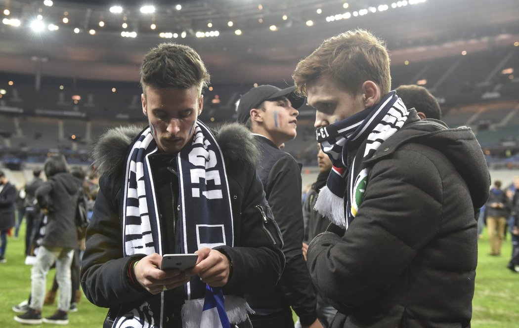 Němečtí fanoušci čekají na začátek evakuace ze Stade de France