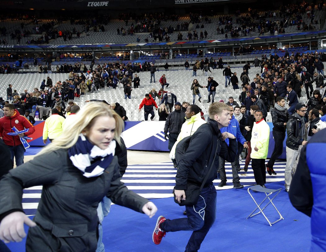 Vyděšení diváci seběhli po bombových útocích u stadionu z tribun na hřiště