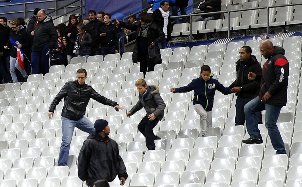 Fanoušci opouštějí tribuny Stade de France po teroristických útocích