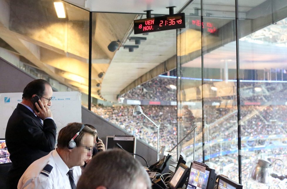 Francouzský prezident Francois Hollande na stadionu při zápase s Německem. Po výbuších v okolí stadionu musel být evakuován.