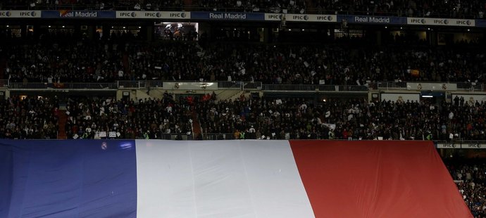 Obří francouzská vlajka přivítala na hřišti hvězdy Realu Madrid a Barcelony