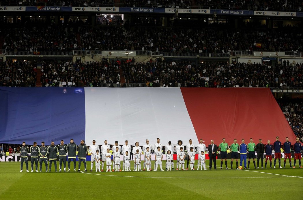 Obří francouzská vlajka přivítala na hřišti hvězdy Realu Madrid a Barcelony