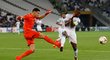 Patrice Evra v ostrém souboji s gólmanem během prvního utkání proti Guimaraes