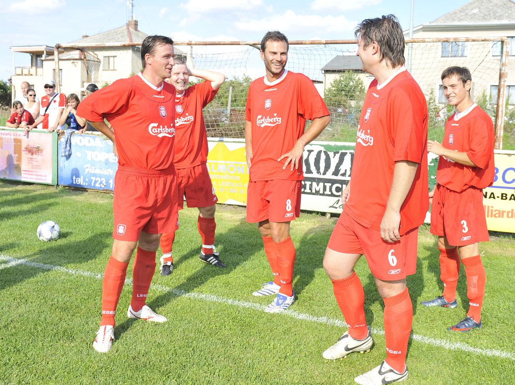 2010. Vladimír Šmicer, Patrik Berger a Jiří Rosický v liverpoolských dresech, ve kterých nastupovali za Dolní Chabry.