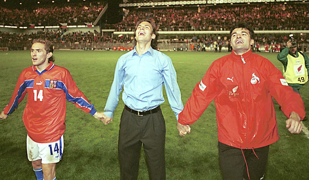 1999. Oslava postupu na EURO 2000 po zápase proti Faerským ostrovům. Pavel Verbíř, Patrik Berger a Pavel Srniček.