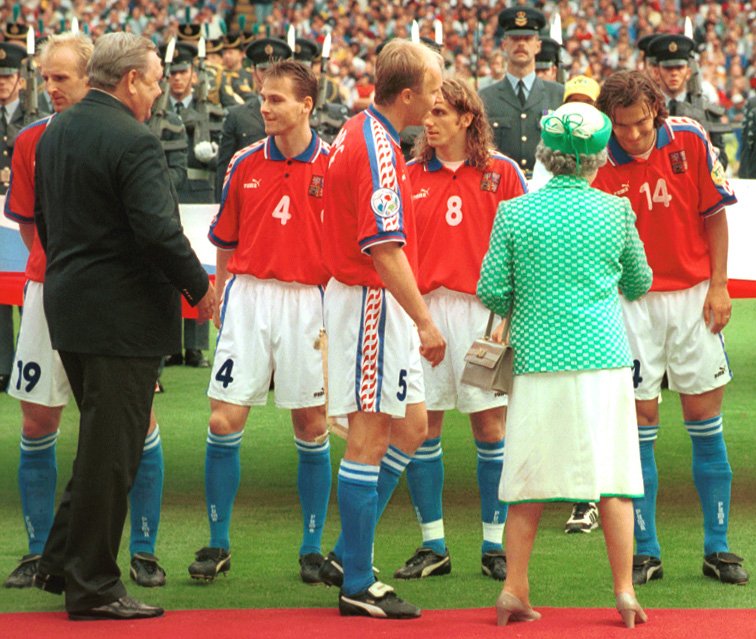 1996. Pozdrav Patrika Bergra s britskou královnou před finále EURO v Anglii.