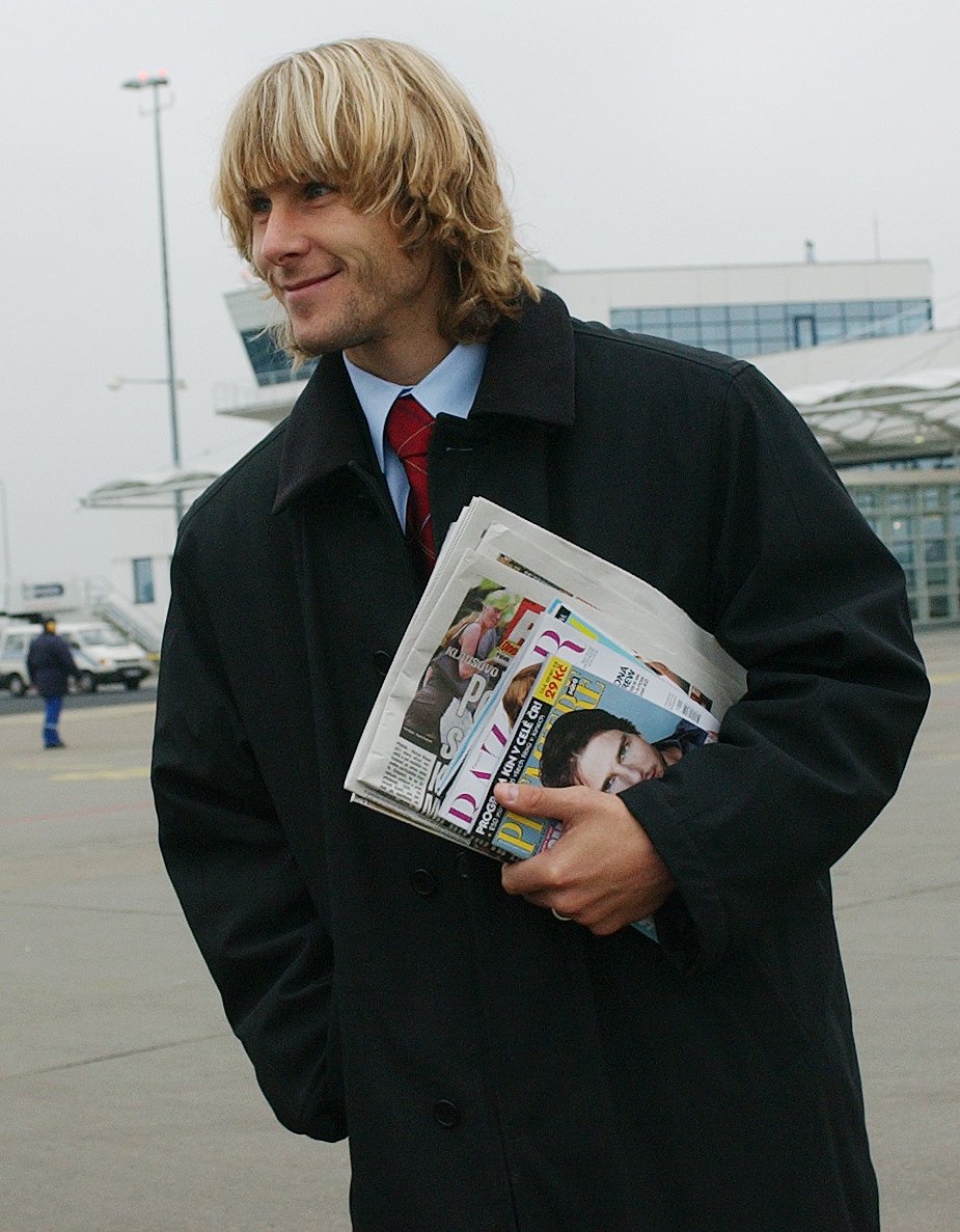 2002. Pavel Nedvěd při odletu reprezentace na zápas s Moldávií.