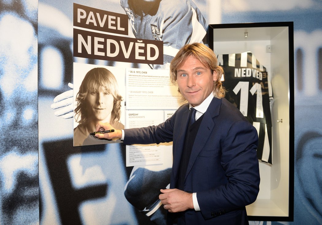 2015. Pavel Nedvěd v Síni slávy Fotbalové asociace ČR.