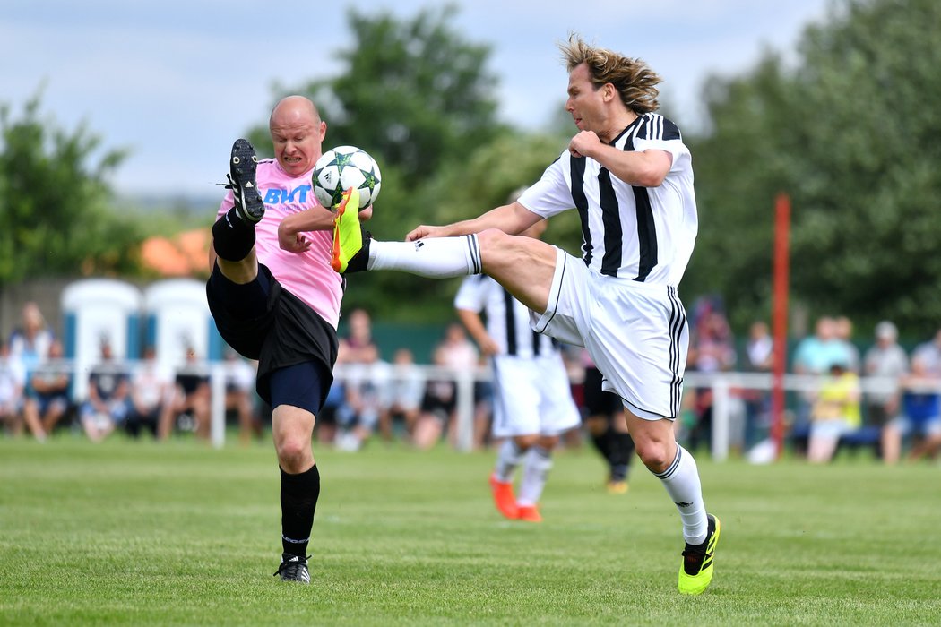 2018. Pavel Nedvěd si se synem zahrál za Skalnou v I. B třídě proti Královskému Poříčí B.