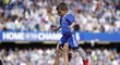 Pedro z Chelsea vyhazuje do vzduchu svého syna po posledním ligovém zápasu
