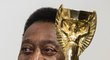 Pelé s replikou trofeje Julese Rimeta, kterou v minulosti získávali vítězové mistrovství světa ve fotbale