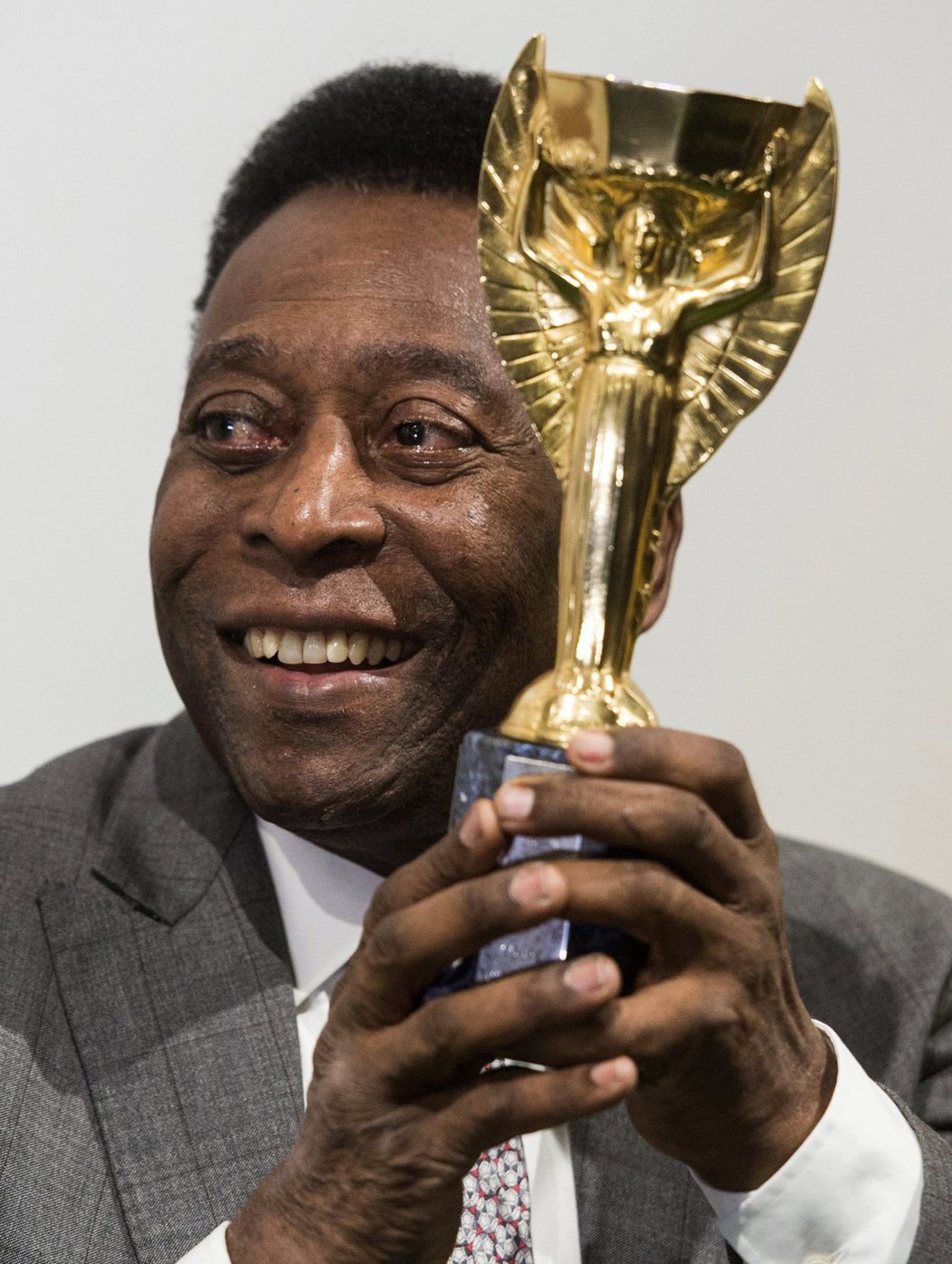 Pelé s replikou trofeje Julese Rimeta, kterou v minulosti získávali vítězové mistrovství světa ve fotbale