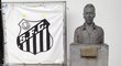 Pelého busta při vchodu do muzea FC Santos