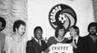 Moment z doby, kdy Pelé působil v týmu New York Cosmos. Na snímku z roku 1978 při představení Johana Cruyffa (vpravo u dresu).