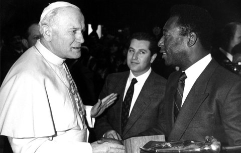 Pelé s papežem Janem Pavlem II. v roce 1987
