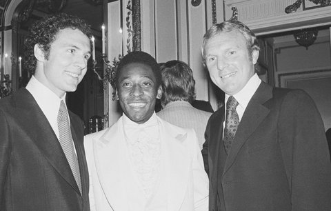 Pelé a další dvě fotbalové hvězdy - Franz Beckenbauer a Bobby Moore
