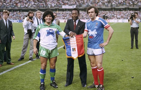 Tři fotbalové superstar spolu: Diego Maradona, Pelé a Michel Platini