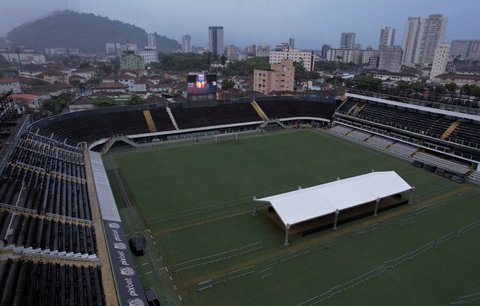 Přípravy na vystavení Pelého rakve na stadionu FC Santos