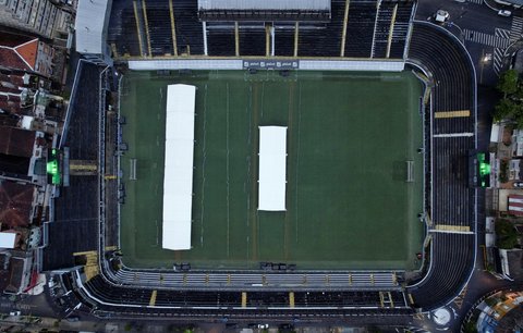 Přípravy na vystavení Pelého rakve na stadionu FC Santos