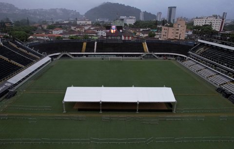 Přípravy na vystavení Pelého rakve na stadionu FC Santos