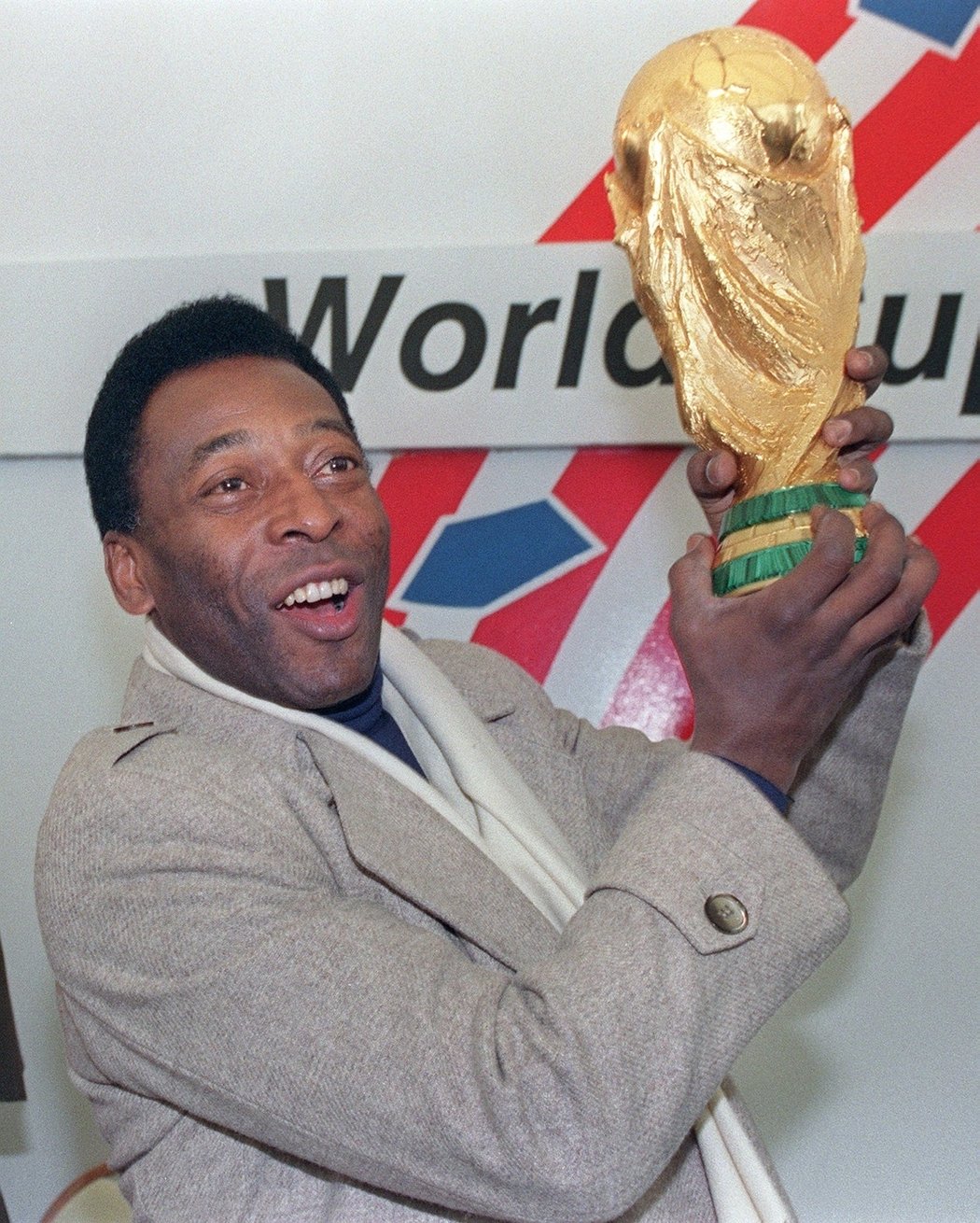 Pelé s trofejí pro Mistry světa