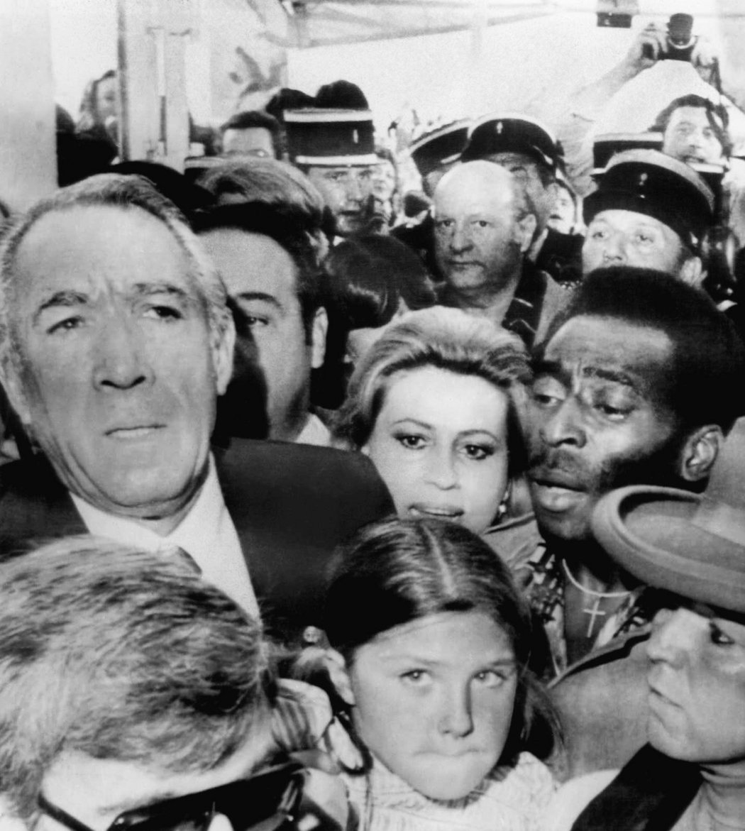 Pelé v davu před promítáním filmu Pelé v roce 1977 na festivalu v Cannes. Vlevo herec Anthony Quinn.