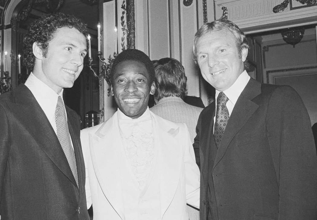 Pelé a další dvě fotbalové hvězdy - Franz Beckenbauer a Bobby Moore