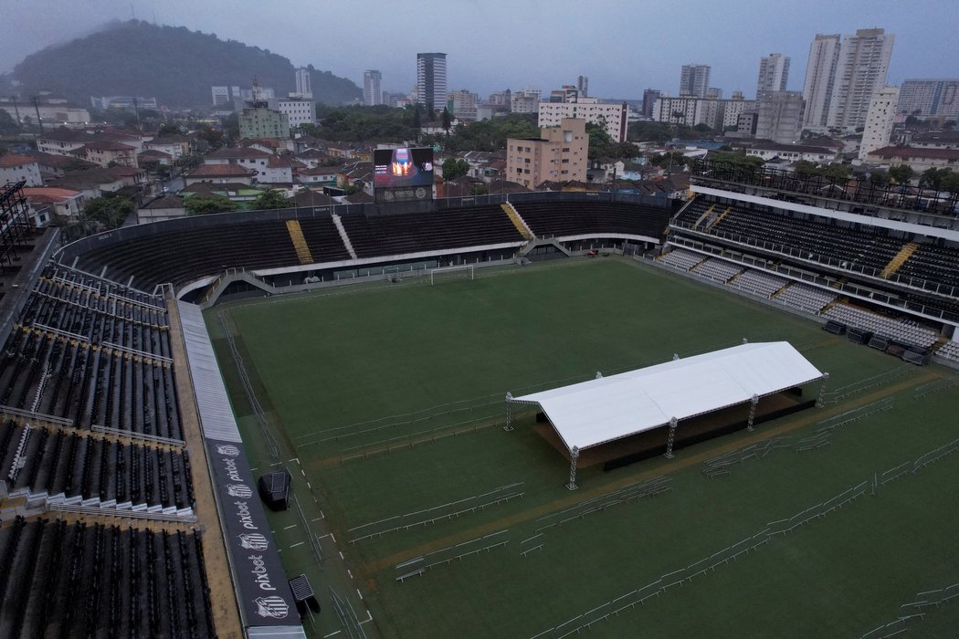 Přípravy na vystavení Pelého rakve na stadionu FC Santos