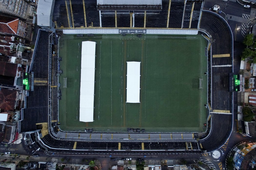 Přípravy na vystavení Pelého rakve na stadionu FC Santos