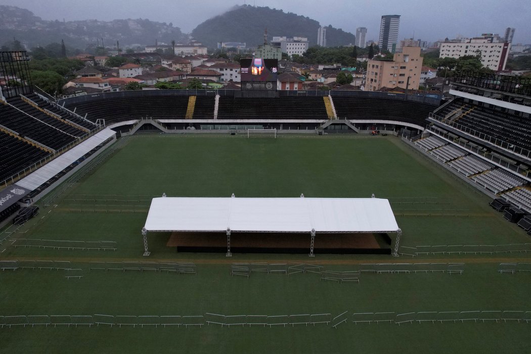 Přípravy na vystavení Pelého rakve na stadionu FC Santos