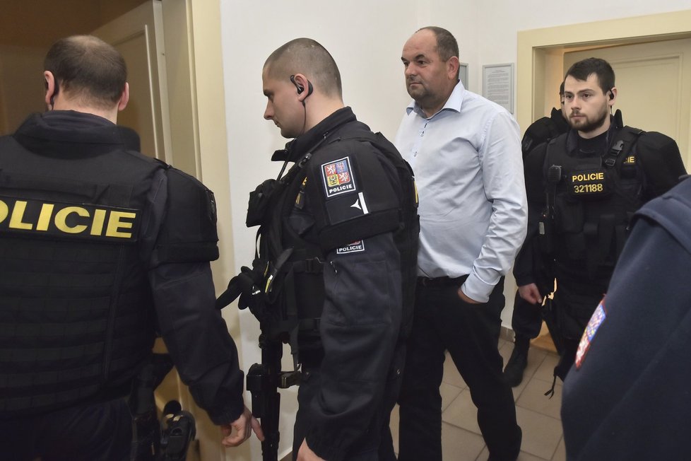 Policie v souvislosti s kauzou zadržela bývalého předsedu FAČR Miroslava Peltu.