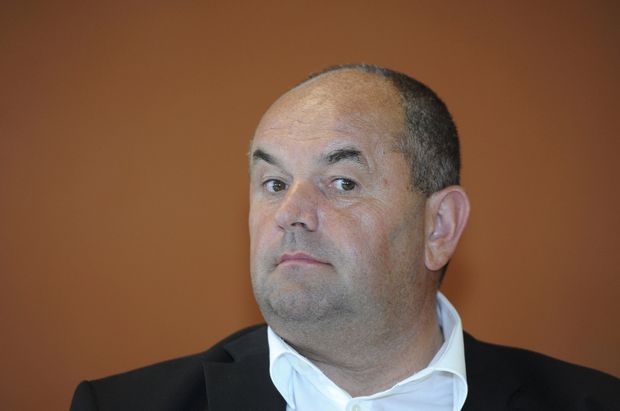 Předseda FAČR Miroslav Pelta dokázal prosadit novou osobu do čela komise rozhodčích. Navzdory nesouhlasu Romana Berbra. Předseda FAČR Miroslav Pelta dokázal prosadit novou osobu do čela komise rozhodčích. Navzdory nesouhlasu Romana Berbra.