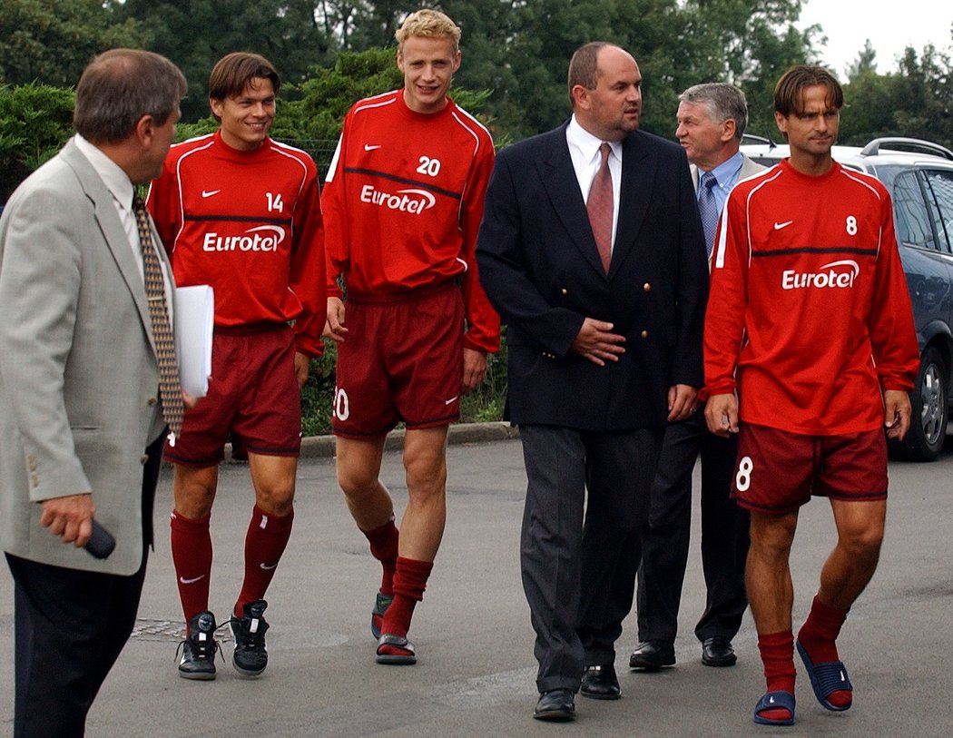 2002. Na tiskovou konferenci Sparty napochodovali po boku Miroslava Pelty hráči Libor Sionko, Jiří Jarošík a Jiří Novotný.