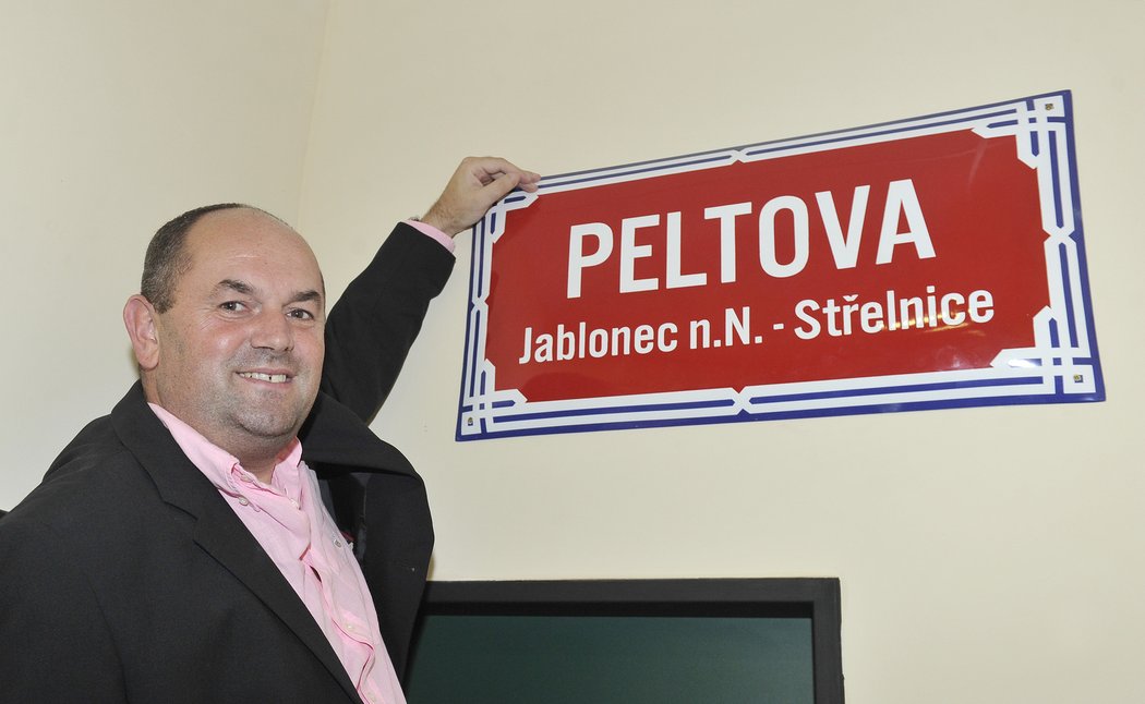 2011. Miroslav Pelta u své kanceláře na jabloneckém stadionu s uliční cedulí se svým jménem.