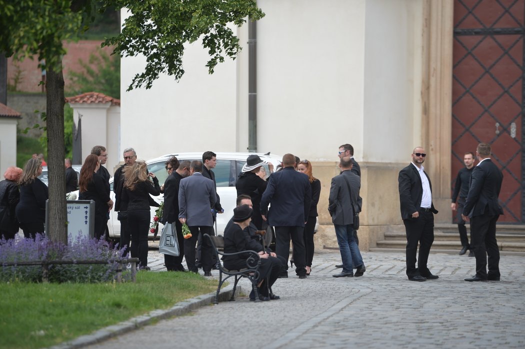 Smuteční hosté se sešli na pohřbu v Břevnovském klášteře.