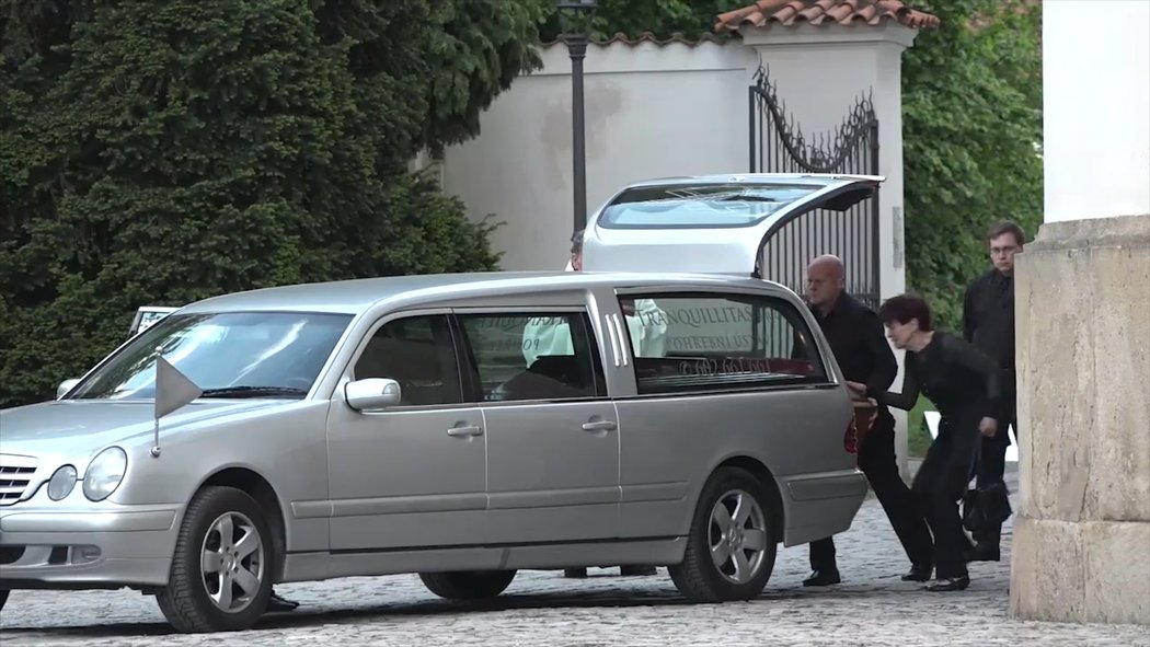 Z Břevnovského kláštera odvážejí Perglovu rakev.