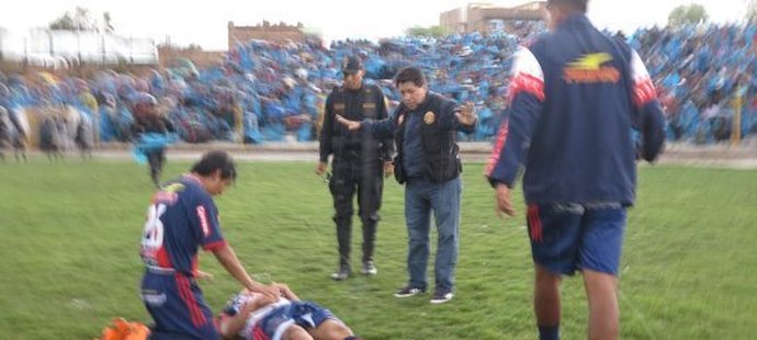 Fotbalistu Joaa Contrerase v utkání Peruánského poháru zasáhl blesk
