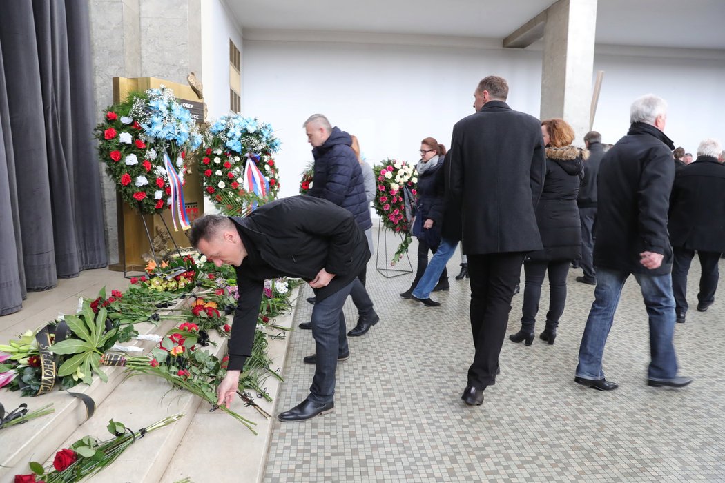 U rakve se poklonil i trenér mládežnické reprezentace Luboš Kozel.